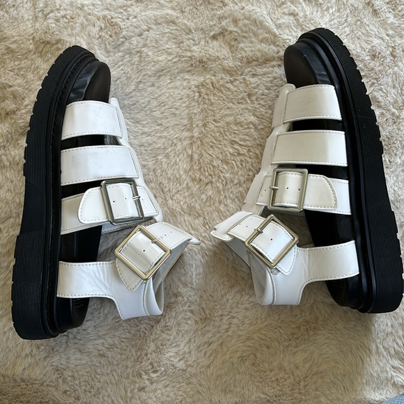 White and black chunky buckle sandals, size 8 - Picture 6 of 8